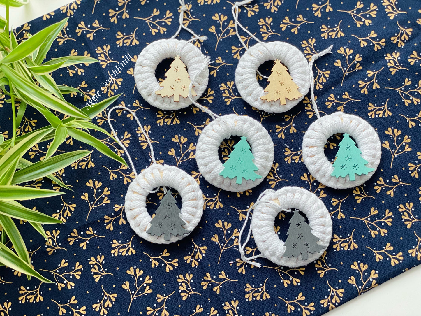 Macrame bauble